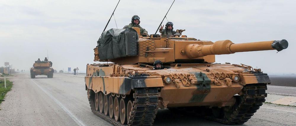 Ein türkischer Panzer vom Typ Leopard 2A4 fährt im Januar 2018 in der Nähe der syrischen Grenze auf einer Straße. 