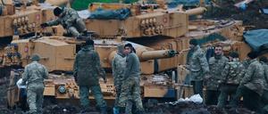Türkische Soldaten und ihre Leopard-2-Panzer im Januar beim Einsatz in Nordsyrien.