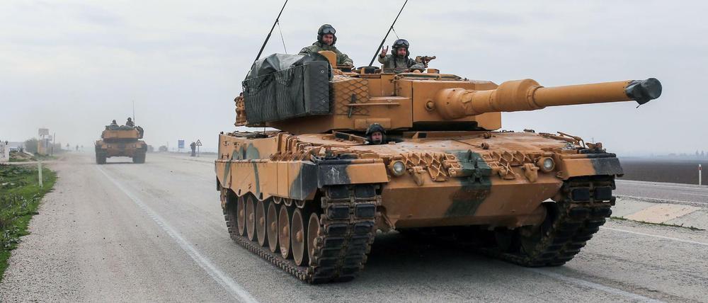 Ein türkischer Panzer vom Typ Leopard 2A4.