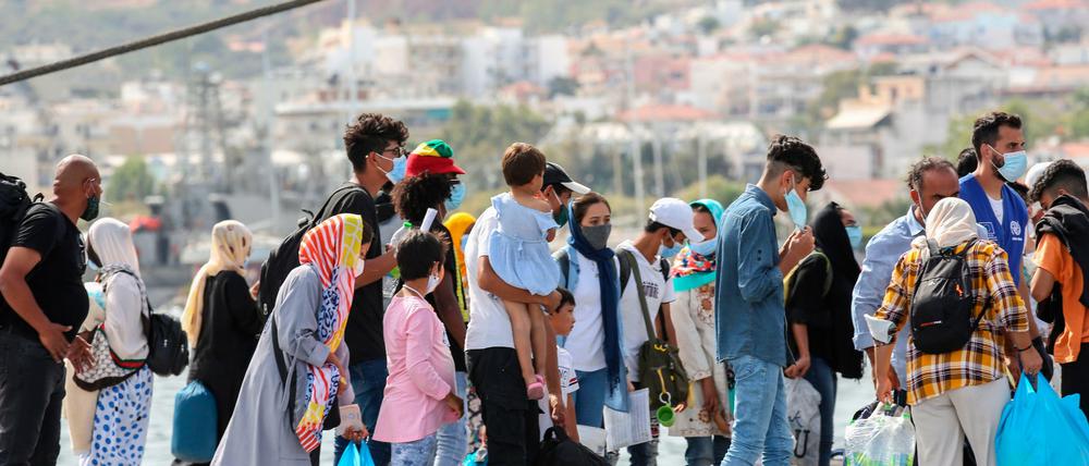Geflüchtete warten am Dienstag auf die Fähre, die sie von Lesbos aufs griechische Festland bringen soll.