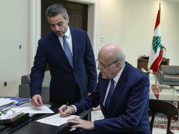 Nadschib Mikati (r), Ministerpräsident des Libanon, unterzeichnet ein Dekret zur Bildung einer lang erwarteten Regierung.