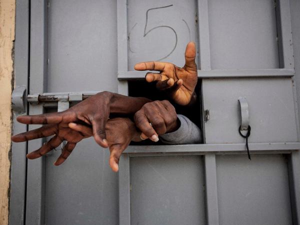 Tausende Migranten werden in Libyen gegen ihren Willen in Internierungslagern festgehalten.