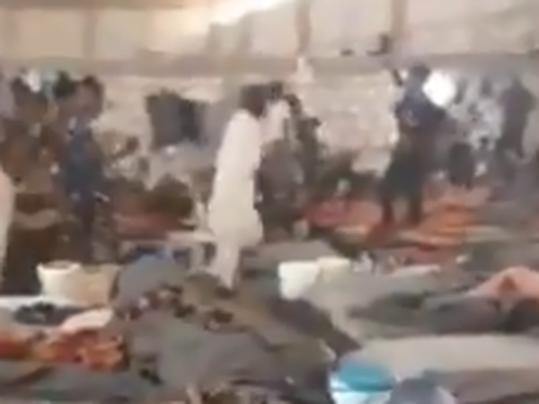Menschen laufen aufgebracht durch das libysche Lager, nachdem die Schüsse gefallen sind. 