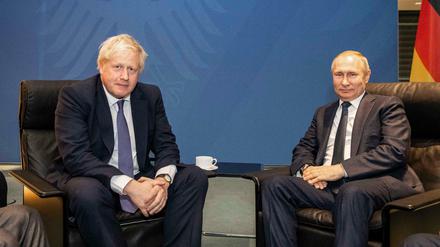 Der britische Ex-Premierminister Johnson (l) und der russische Präsident Wladimir Putin (Archivbild).