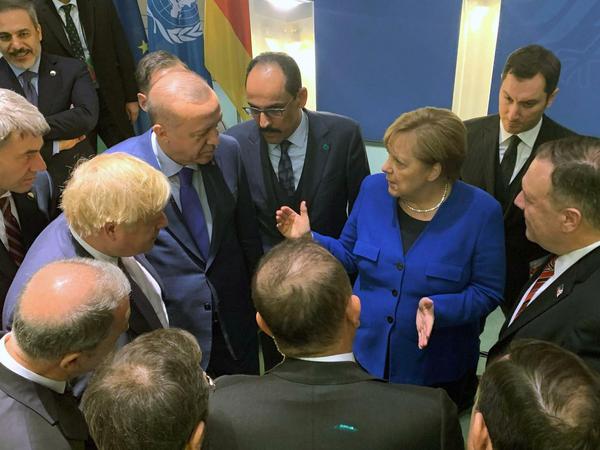 Bundeskanzlerin Angela Merkel spricht mit Recep Tayyip Erdogan, Boris Johnson und Mike Pompeo während der Libyen-Konferenz am 19.01.2020 in Berlin.
