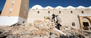 Die Sicherheitslage in Libyen ist kritisch. Immer wieder kommt es zu Terroranschlägen wie beispielsweise am 27. November 2013 auf eine Moschee in Tajura am Stadtrand von Tripolis.