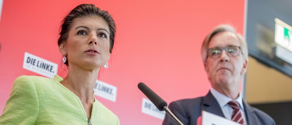 Die Fraktionsvorsitzende der Linken Sahra Wagenknecht und Ko-Fraktionschef Dietmar Bartsch sprechen vor Beginn der Fraktionssitzung im Bundestag.