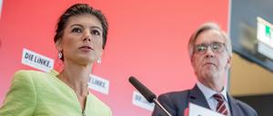Die Fraktionsvorsitzende der Linken Sahra Wagenknecht und Ko-Fraktionschef Dietmar Bartsch sprechen vor Beginn der Fraktionssitzung im Bundestag.