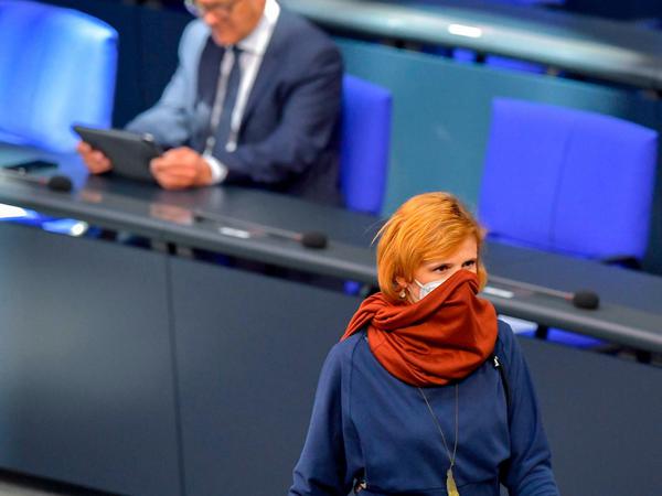 Linken-Chefin Katja Kipping mit "Doppel"-Schutz im Bundestag, eine Gesichtsmaske und ein Schal. 