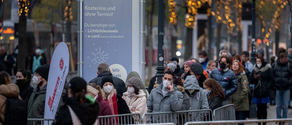 Lockdown für Ungeimpfte in Österreich - und plötzlich wollen sich viele impfen lassen. Schlangen vor Impfangeboten auf dem Weihnachtsmarkt in Wien.