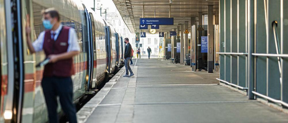Stillstand: Ein ICE steht an einem Gleis im Hauptbahnhof Hannover. 