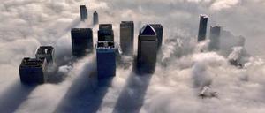 Aus dem Nebel ragende Bankentürme in London.