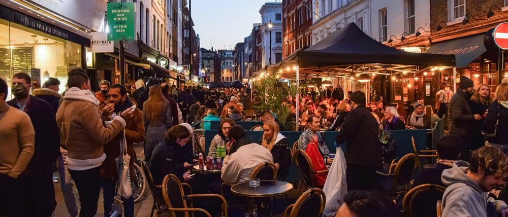 In der Old Compton Street in London versammeln sich Menschen in den Restaurants und Bars.