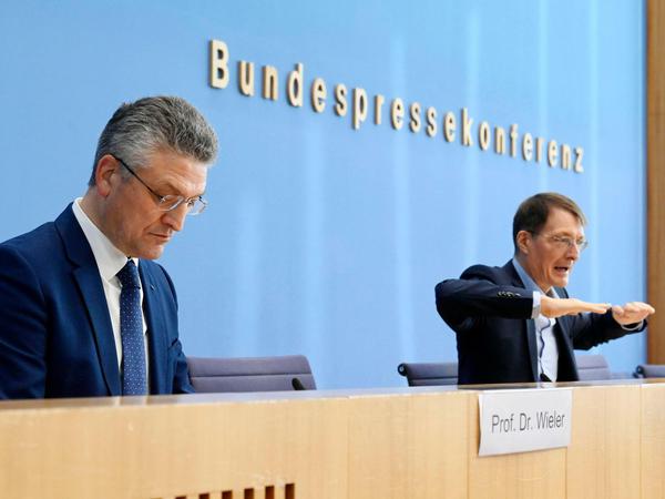 Lothar H. Wieler und Karl Lauterbach bei der Pressekonferenz zur aktuellen Corona-Lage im Haus der Bundespressekonferenz. 