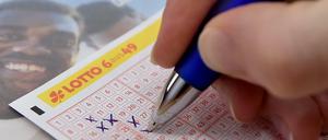 Lottospieler müssen ab dem 23. September 20 Cent mehr pro Tipp bezahlen - also 1,20 Euro. Dafür soll es im Gegenzug aber höhere Gewinne geben: