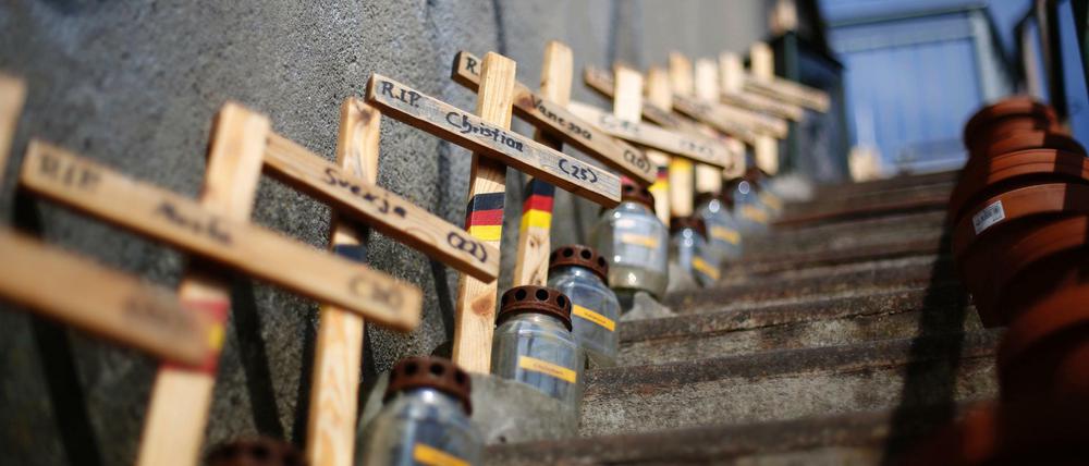 Holzkreuze erinnern auf einer Treppe in Duisburg an die 21 Opfer der Loveparade. 