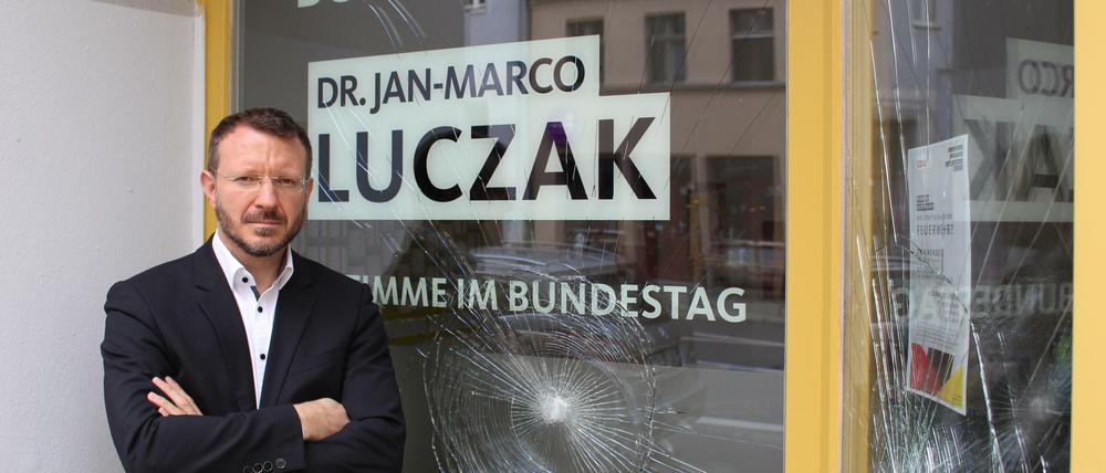 Jan-Marco Luczak vor seinem Bürgerbüro in Schöneberg. 