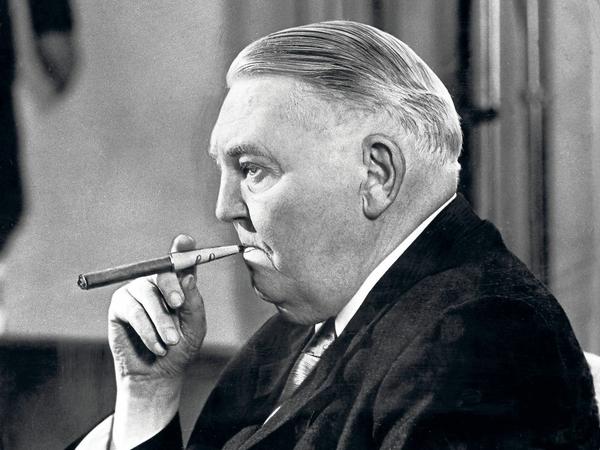 Der damalige Bundeskanzler Ludwig Erhard (CDU) raucht eine Zigarre bei einem Interview am 9.10.1964 in Bonn im Palais Schaumburg. 