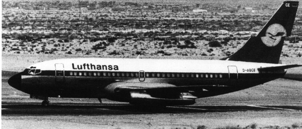 Die von vier Terroristen gekaperte Lufthansa-Boeing 737 "Landshut" am 14. Oktober 1977 auf dem Flugplatz von Dubai. 