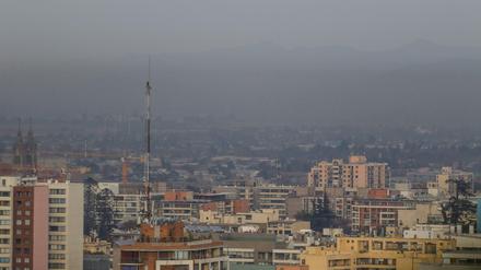 Smog hängt über der Hauptstadt von Chile. Die Regierung will bis weit vor 2050 eine Null-Emissions-Politik schaffen.