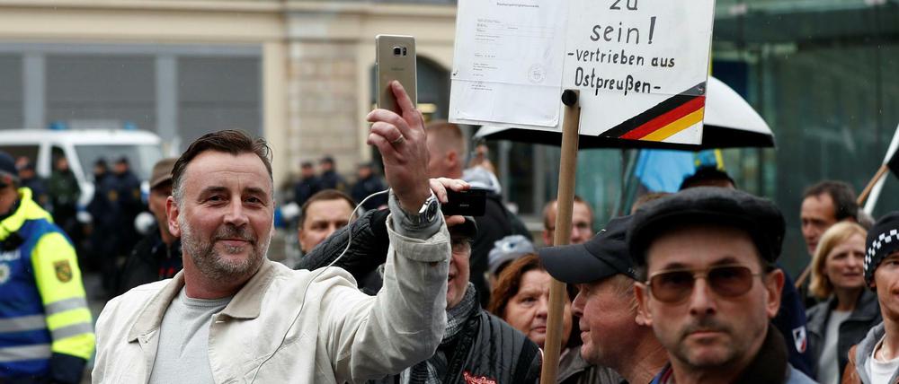 Pegida-Gründer Lutz Bachmann (links) filmt bei einer Demonstration am Tag der Deutschen Einheit in Dresden. 