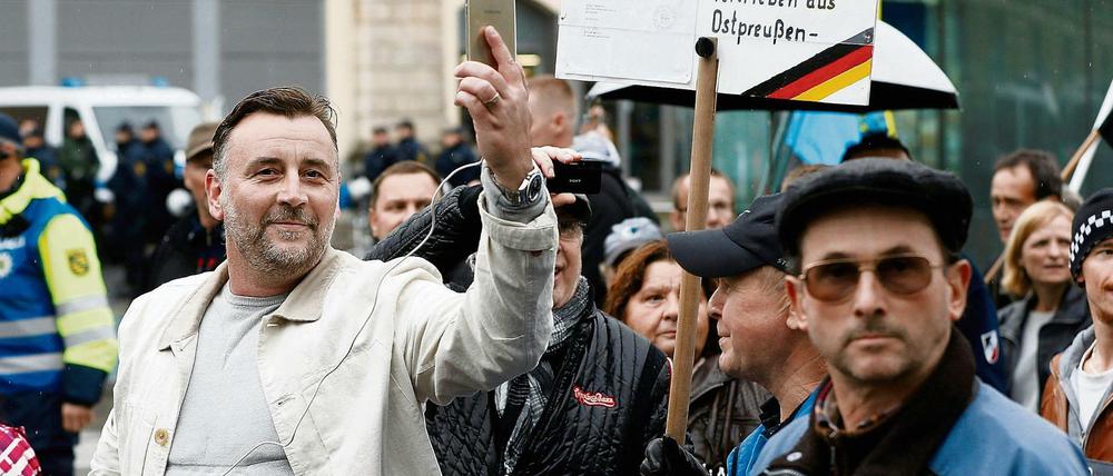 Pegida-Anführer Lutz Bachmann (links im Bild)