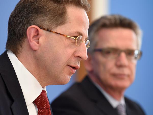 Verfassungsschutzpräsident Hans-Georg Maaßen, im Hintergrund Minister de Maizière