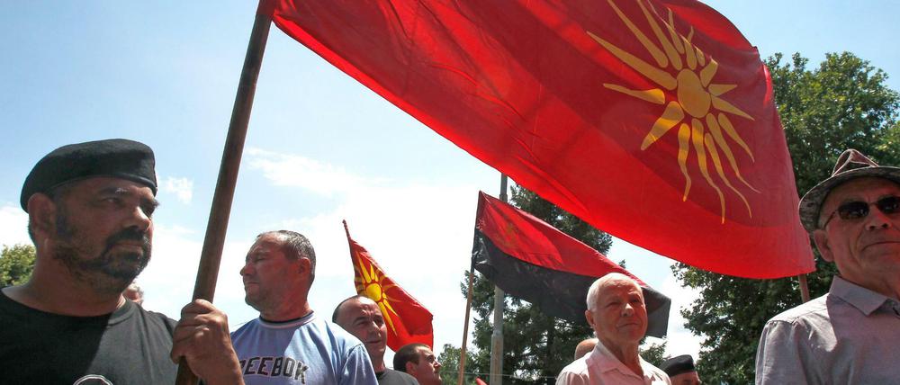 Mazedonische Nationalisten demonstrieren am Sonntag gegen die Einigung im Namensstreit.