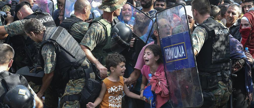Zwei Kinder an der griechisch-mazedonischen Grenze.