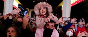 Ganz schön voll: Menschen auf der Parade in der Nacht vorm Dreikönigsfest 2022 in Madrid.