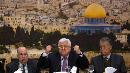 "Die Ohrfeige des Jahrhunderts" - Mahmud Abbas (Mitte) ist über die Nahostpolitik der USA sichtlich erzürnt.