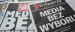 Schwarzer Titel statt Nachrichten: Polens private Medien protestieren gegen eine Werbesteuer. 