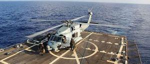 Ein US-Helikopter - die Navy hilft bei der Suche nach dem verschwundenen Flugzeug. 