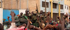 Soldaten in Mali lassen sich am Unabhängigkeitsplatz in Bamako feiern.