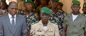 Der Anführer des Coups in Mali, Amadou Haya Samogo (mitte), gerät immer mehr unter Druck. Die westafrikanische Wirtschaftsgemeinschaft Ecowas droht mit Sanktionen. 