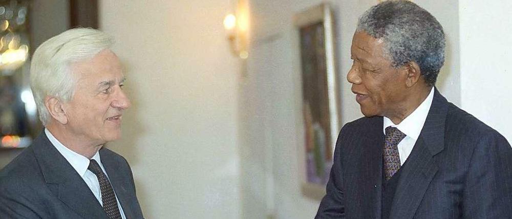 Nur fünf Monate nach seiner Freilassung besuchte Nelson Mandela erstmals Deutschland - und traf in Bonn auch den damaligen Bundespräsidenten Richard von Weizsäcker. 