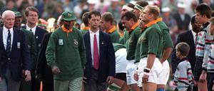 Bei der Rugby-Weltmeisterschaft am 24. Juni 1995 in Johannesburg ging Nelson Mandela zur südafrikanischen Mannschaft aufs Feld. Dabei trug er das gleiche Trikot wie die ausnahmslos weißen Spieler.