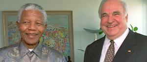 Mandela und Helmut Kohl 1995 beim Staatsbesuch des damaligen Bundeskanzlers in Südafrika.
