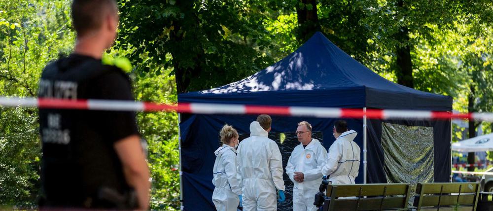 Beamte der Spurensicherung am Tatort im Kleinen Tiergarten in Berlin. Dort war am 23. August 2019 ein Georgier erschossen worden.