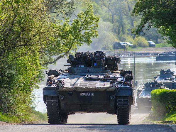Schützenpanzer vom Typ Marder (hier bei einer Übung) sollen sofort an die Ukraine geliefert werden, wenn es nach der Union geht.