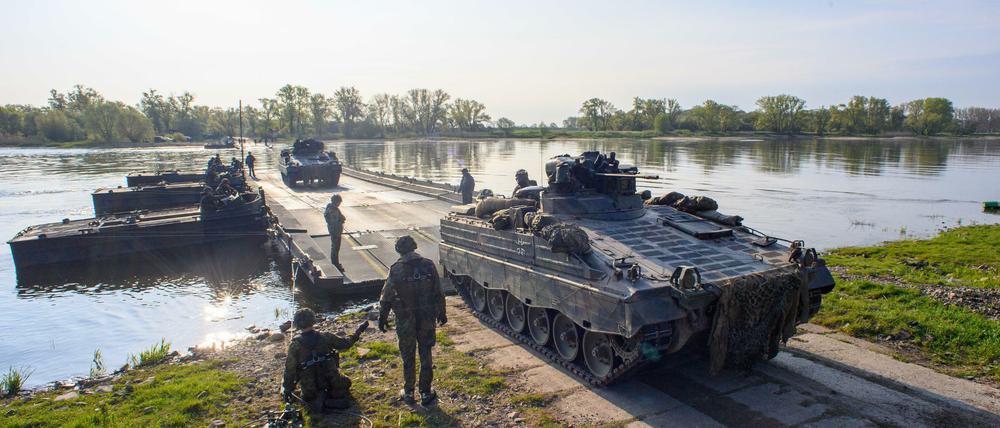 Ein Schützenpanzer "Marder" rollt von einer Schwimmschnellbrücke an Land. Die Ukraine will bis zu 100 Stück davon kaufen. 