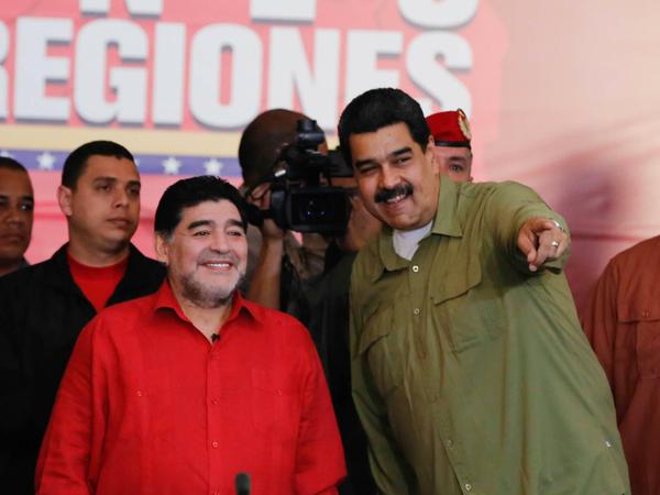 Dicke Freunde: Der venezolanische Präsident Nicolas Maduro (r) und Argentiniens Fußball-Ikone Diego Maradona. 