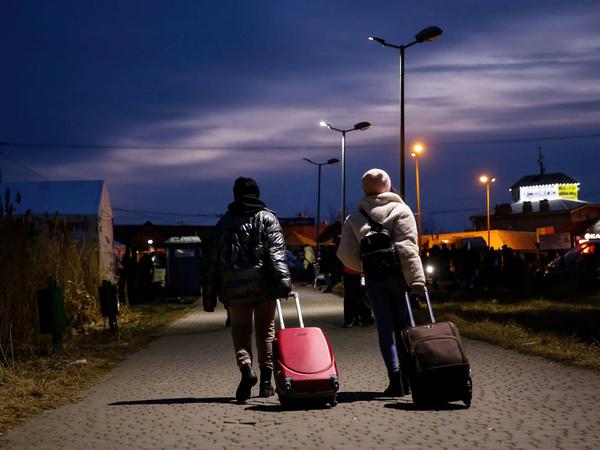 Zwei ukrainische Flüchtlinge, die es nach Polen geschafft haben.