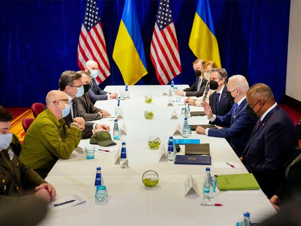 Der US-Präsident traf in Warschau auch mit dem ukrainischen Außen- und dem Verteidigungsminister zusammen.