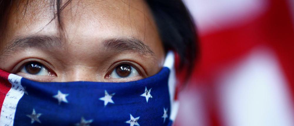 Ein Demonstrant in Hongkong mit der US-Fahne als Mundschutz 
