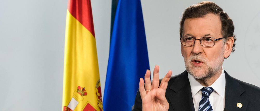 Der spanische Ministerpräsident Rajoy hat das umstrittene Unabhängigkeitsreferendum in Katalonien scharf verurteilt. 