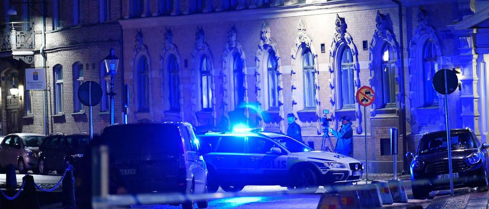 Einsatzkräfte der Polizei in der Nacht zu Sonntag vor der Synagoge in Göteborg.