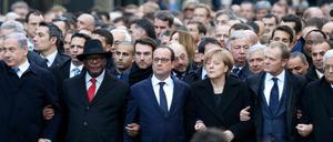 Angela Merkel und andere Staats- und Regierungschefs zeigen sich nach den Anschlägen von Paris solidarisch mit dem Satiremagazin "Charlie Hebdo". 