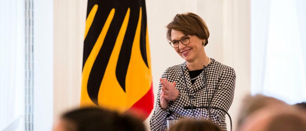 Elke Büdenbender, die Ehefrau des Bundespräsidenten hält während der Matinee "100 Jahre Frauenwahlrecht in Deutschland - Parität in der Politik" im Schloss Bellevue eine Rede. 
