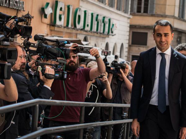 Im Fokus. Der Vorsitzende der Fünf-Sterne-Bewegung, Di Maio, verlässt nach einem Treffen mit Lega-Chef Salvini das Parlament. 